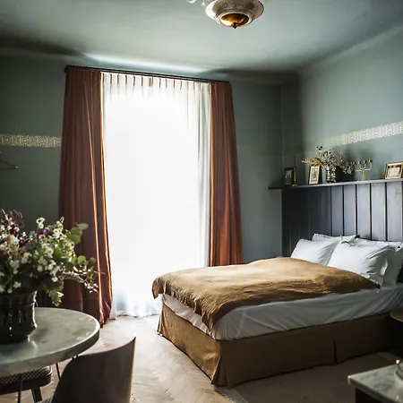 The Emerald Hotell *